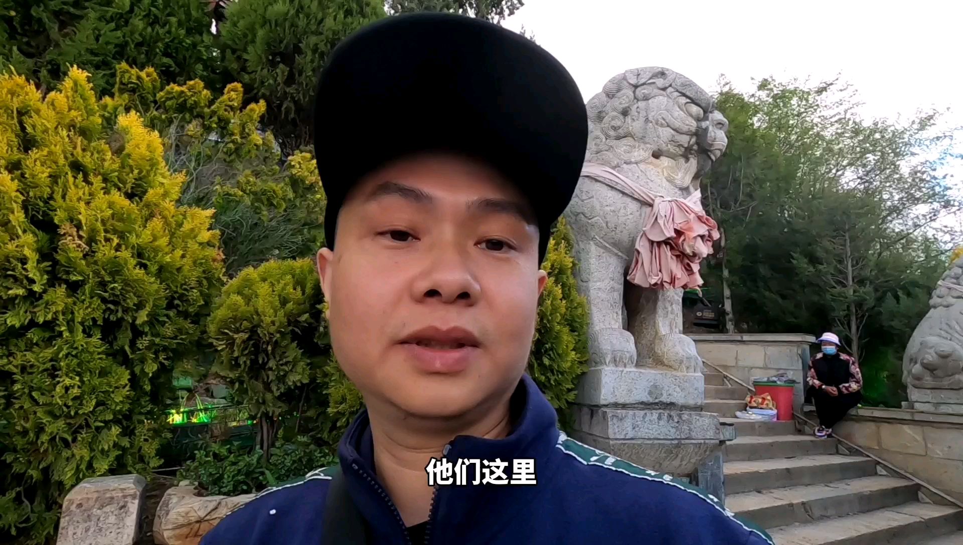 在香格里拉独克宗古城,和东北小伙摆摊卖手串,失败了